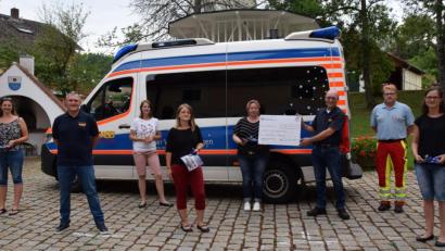 Bild: wku
Die Damen des Kinderbasarteams übergeben eine Spende von 1500 Euro an ASB-Geschäftsführer Andreas Brunner (Zweiter von links) und Vorsitzenden Roland Löb (Dritter von rechts) für den Wünschewagen.