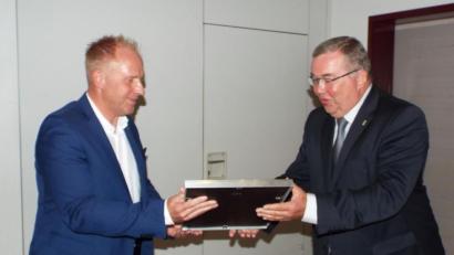 Bild: e
Marcus Eichemüller (links) verabschiedet Josef Reindl und überreicht ihm die kommunale Dankurkunde.