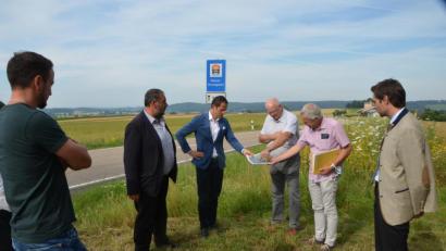 Bild: dob
In Maienfeld bei Lennesrieth diskutierten die Teilnehmer mit Marktrat Georg Stahl, Bürgermeister Josef Beimler, Bundestagsabgeordnetem Albert Rupprecht, Leitendem Bauamtsdirektor Henner Wasmuth, Baudirektor Gerhard Kederer und Landtagsabgeordnetem Stephan Oetzinger (von links nach rechts) über den Ausbau der Lennesriether Kreuzung zu einer Kreisverkehrsanlage. Doch es ist keine Lösung in Sicht.