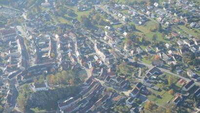 Bild: bey
Um die Kreuzbergkirche fast als Mittelpunkt und im Bereich der Stadtgräben wird der historische Ortskern Pleysteins ausgewiesen.