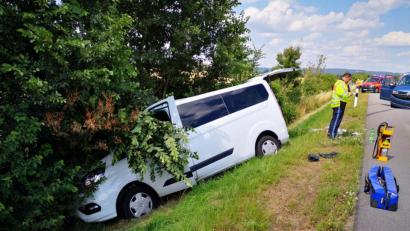 Bild: Dobler
Durch eine Vollbremsung geriet der Kleinlaster ins Schleudern und kam im Straßengraben zum Stehen.
