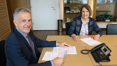 Bild: Stefan Malzer, Landkreis Tirschenreuth/exb
MdL Annette Karl und Landrat Roland Grillmeier sind sich einig, dass die Zukunft der Kliniken AG für die ganze Region ein wichtiges Thema ist.