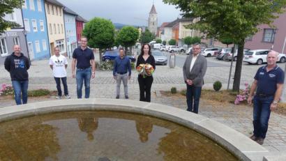 Bild: rn
Der neue Vorstand des Eschenbacher Jugendforums mit (von links) Jürgen Schäffler, Tobias Lehl, Andreas Hermann und (rechts) Walter Seltmann. Es gratulieren Bürgermeister Marcus Gradl, Karolina Forster und Stadtverbandsvorsitzender Dieter Kies. .