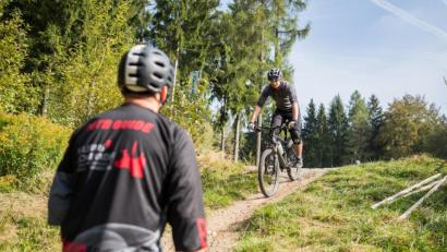 Bild: Lukas Hennecke/exb
Unter anderem die Auswahl an unterschiedlichen Touren für E-Mountainbikes und E-Bikes brachte der Erlebnisregion Ochsenkopf eine Top-Platzierung ein.