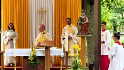 Bild: wbe
Beim Gottesdienst am Freialtar (von links):
Gemeindereferentin Katharina Laurer, Weihbischof Rerinhard Pappenberger und Kaplan Lucas Lobmeier.