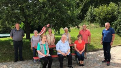 Bild: exb
Pullenreuths Altbürgermeister Alfons Wegmann (sitzend, Mitte) feierte 85. Geburtstag. Dazu gratulierten seine Schwester Berta Bayer (vorne, von links), Tochter Irene und Bürgermeister Hubert Kraus sowie (hintere Reihe, von links) Sohn Alfons, Ehefrau Anna-Maria, die Schwägerinnen Theres und Gertrud sowie Sohn Thomas..