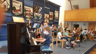 Bild: gi
Riesenbeifall der Zuhörer dankte den kleinen „Künstlern“ für ihre Darbietungen. Musikschulleiter Ziegler sprach Dankesworte an Schüler, Eltern, dem Förderverein Musikschule und dem Träger der Musikschule, dem Markt Moosbach, aus.