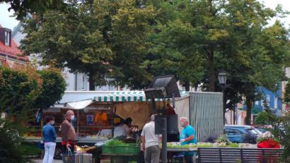 Bild: fjo
Der wöchentliche Bauernmarkt vor dem Rathaus ist die eine Seite der Direktvermarktung. Nun soll das gesamte Angebot der Region in einem neuen Onlineportal - inklusive einer Zustellung noch am gleichen Tag - Händler und Kunden vor Ort wieder mehr zusammenbringen.