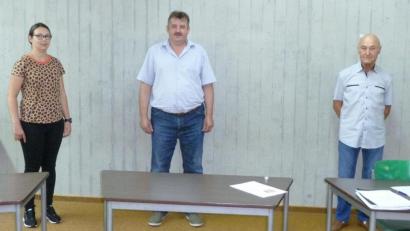 Bild: Portner
Bürgermeister Reinhard Kreuzer (Mitte) dankt der Jugendbeauftragten Andrea Spichtinger und dem Seniorenbeauftragten Hermann Wallisch für die Übernahme des Amtes für weitere sechs Jahre.