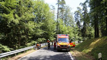 Bild: rw
Nach der Erstversorgung durch Rettungsdienstkräfte des Bayerischen Roten Kreuzes wurde der verletzte Motorradfahrer mit einem Rettungshubschrauber ins Klinikum Amberg geflogen.
