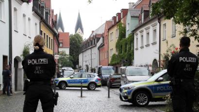 Bild: za
Die Polizei sichert explosives Material in der Weidener Altstadt.