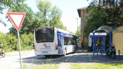 Bild: Joachim Gebhardt
Hier am Bahnhof können derzeit zwei Standardbusse halten. Fürs neue Konzept braucht es aber drei weitere Bussteige, natürlich alle barrierefrei.