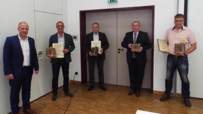 Bild: e
Bürgermeister Marcus Eichenmüller (von links) verabschiedete die langjährigen Stadträte Georg Dobmeier, Rudolf Bergmann, Josef Reindl und Thomas Sehr.