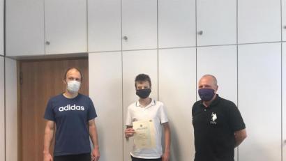 Bild: exb/Gymnasium Eschenbach
Der Koordinator für Mathematikwettbewerbe Oberstudienrat Uli Dünzl (links) und Schulleiter Peter Schobert (rechts) gratulieren Landessieger Robert Gorny.