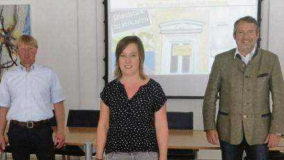 Bild: wpt
Im Bereich der Verwaltungsgemeinschaft gibt es nun eine eigene Immobilienbörse im Internet. Julia Schmid (Mitte) hat sie auf die Beine gestellt.