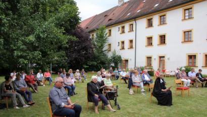 Bild: kro
Zahlreiche Gläubige waren der Einladung der evangelischen Kirchengemeinde Waldsassen zu einem Gottesdienst im Pfarrgarten gefolgt.