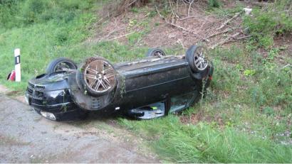Bild: Polizei Sulzbach-Rosenberg
Das Auto landete im Straßengraben auf dem Dach.