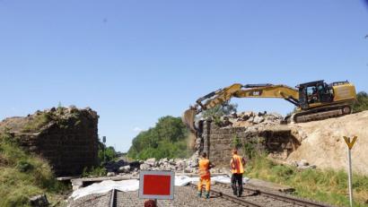 Bild: bkr
Nachdem die Fahrbahnträger ausgebaut waren, brachen Bagger das Widerlager der Vollmerbrücke ab.