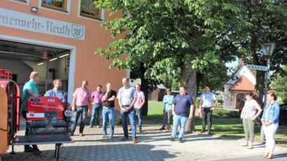 Bild: stg
Maschinist Robert Schraml und Bürgermeister Hans Walter (von links) demonstrierten dem Kastler Gemeinderat die neue Tragkraftspritze der FFW Reuth.