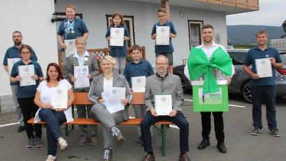 Bild: frd
Die erfolgreichsten Schützen der beiden Vereinsmeisterschaftsturniere sind mit Urkunden ausgezeichnet worden. Schirmherr Philipp Troppmann (Zweiter von rechts) gratulierte zu den Ergebnissen.