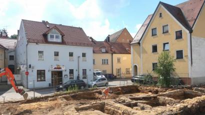 Bild: Hirsch
Beim Graben am Spitalplatz in Schwandorf entdeckten die Bauarbeiter Reste der historischen Stadtmauer und über 400 kleinere Fundstücke. An dieser Stelle soll eine Außenstelle des Landesjugendamtes entstehen.