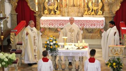 Bild: boj
In der Pfarrkirche Sankt Martin fand der Festgottesdienst zum Priesterjubiläum von Pfarrer Max Stigler (links) statt. Die Eucharistie feierte er in Konzelebration mit Pfarrer Herbert Rösl und Kaplan William Akkala.