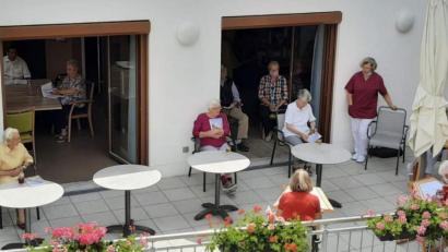 Bild: u
Nach von der Corona-Pandemie erzwungenen monatelangen Pause konnte Birgit Seidl (stehend, rechts), die Leiterin der Solitären Tagespflege St. Barbara, ihre Pflegegäste erstmals wieder zu einem Musiknachmittag einladen.