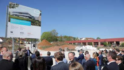 Bild: Wolfgang Steinbacher
Spatenstich zu dem weltweit ersten und einzigen Digital Visitor Center der Siemens AG, das in Amberg entsteht. Nun geht es Schlag auf Schlag. Im Herbst nächsten Jahres soll es bereits erste Besuchergruppen empfangen.