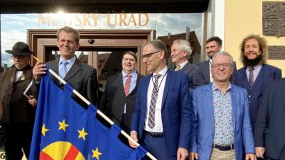 Bild: exb
Das umstrittene Bild mit Paneuropa-Fahne vor dem Rathaus in Cheb mit dem Vorsitzenden Bernd Posselt (dritter von links) und dem Waldsassener Unternehmer Luis-Andreas Hart (rechts).