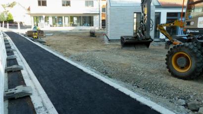 Bild: Portner
Ein Stück des Gehweges in der Weidinger Straße ist im Zuge der Maßnahme „Zäch-Anwesen“ bereits ausgebaut. Der weitere Weg stadtauswärts (ab Firma Schieber) wird in Kürze vergeben und soll bis Juni 2021 fertiggestellt sein.