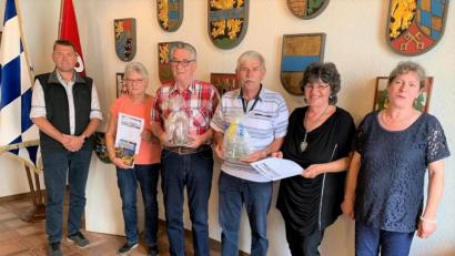 Bild: tu
Bürgermeister Rainer Rewitzer (links) und Quartiergeberin Christa Ärmer (rechts) danken den treuen Touristen.