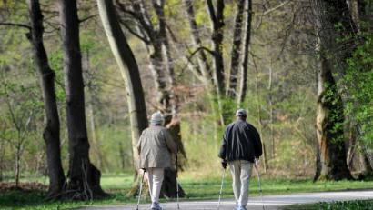 Bild: agentur_dpa
Zwei ältere Menschen gehen durch den Englischen Garten. In München ist die Lebenserwartung höher als im Norden der Oberpfalz.