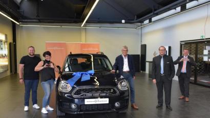 Bild: dob
Jessica Koller, die aus Moosbach stammt und mittlerweile in Fensterbach wohnt, (Zweite von links) freute sich über einen nigelnagelneuen Mini Countryman im Wert von über 44 000 Euro. Geschäftsstellenleiter Anton Zilbauer (Dritter von rechts) und Kundenberater Tobias Zeller (Zweiter von rechts) waren mit vor Ort und gratulierten der Gewinnerin recht herzlich.