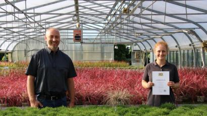 Bild: prh
Zwei die mächtig stolz sind: Die angehende Gärtnerin Mirjam Schuderer (rechts), weil sie ihre Abschlussprüfung als Beste im ganzen Regierungsbezirk abgeschlossen hat und ihr Chef Gärtnermeister Reinhard Steinhilber (links) über das Prüfungsergebnis seiner Auszubildenden.