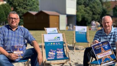Bild: Hirsch
Kinobetreiber Frederik Hohrath (links) und Hausherr Karl-Heinz Saur (rechts) freuen sich über die Prämie aus dem bayerischen Filmfonds und werben für die Filmnächte, die am Donnerstag, 23. Juli, im Stadtpark beginnen.