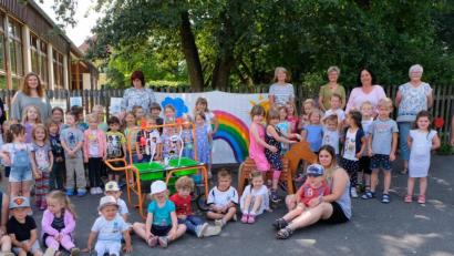 Bild: le
Es war nicht die erste große Spende, die der Katholische Frauenbund dem Katholischen Kindergarten St. Johannes Maria Vianney überreicht. Nach Bänke, Tische und Schaukel, gab es jetzt einen Wasserspielplatz und ein Holzpferd.
