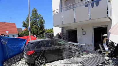 Bild: Eberlein/dpa
Ein Fahrer ist mit seinem Pkw gegen ein Haus gekracht und verstorben.