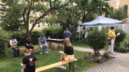 Bild: Martina Troidl/exb
Die Besucher nutzen das Angebot und machen bei den "Pray-Stations" in Weiden mit.