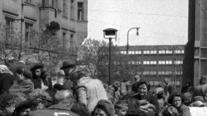 Bild: CTK/dpa
Vor 75 Jahren wurden die Deutschen aus der Tschchoslowakei vertrieben: In Prag internierte Sudetendeutsche - darunter ein Mann, dessen Mantel mit einem weißen Hakenkreuz beschmiert wurde - warten auf ihre Deportation.