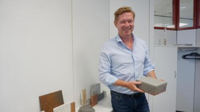 Bild: jut
Geschäftsführer Bernhard Godelmann zeigt einen "Klimastein".