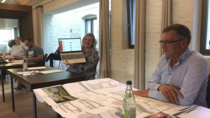 Bild: wro
Die Sitzung verlief zweigleisig. Wer wollte, informierte sich – wie CSU-Markträtin Veronika Höcht (Zweite von rechts) – per Laptop. Hans Enslein (ebenfalls von der CSU, im Bild rechts) studierte die Informationen auf Papier.