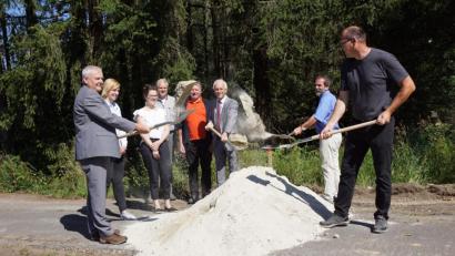 Bild: bkr
Zum Spatenstich hatten sich von der Gemeinde Kulmain (von links) Bürgermeister Günter Kopp und Verwaltungsleiterin Kathrin König, Katrin Bayer vom Bauamt der VG Neusorg, Egid Schreyer vom Bau ausführenden Unternehmen Schreyer, Ortssprecher Hans Richtmann, Neusorgs Bürgermeister Peter König sowie Oberbauleiter Bernhard Hagner und Karsten Heßing vom Amt für Ländliche Entwicklung Oberpfalz eingefunden.