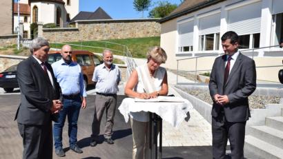 Bild: bnr
In ihrem Eintrag in das Ehrenbuch der Gemeinde dankte die Staatsministerin Monika Grütters den Trausnitzer Bürger für ihr Engagement zum Erhalt der historischen Gebäude.Im Bild von links: MdB Karl Holmeier, Pfarrer Hans Spitzhirn, Kirchenpfleger Ernst Zimmerer und Bürgermeister Martin Schwandner.