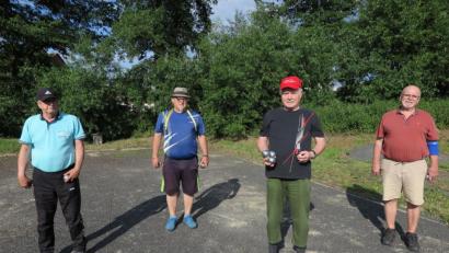 Bild: jzk
Eifrig trainieren Dieter Niewolik, Helmut Porsch, Hermann Weismeier und Hans Breuer (von links) für die Bayerischen Meisterschaften in Petanque-Doublette in Ingolstadt.