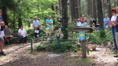 Bild: Hirsch
Diakon Jürgen Donhauser und Martina Rötzer (von rechts) gestalteten am Franziskusmarterl eine "Hoffnungsandacht" für Oberpfälzer Landwirte.