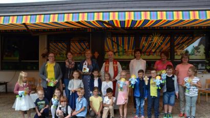 Bild: gi
Ganz anders wurde heuer die Verabschiedung aus dem Kindergarten im Garten gefeiert. Trotzdem wurden Lieder und Gebete vorgetragen. Nur die Vorschulkinder mit ihren Eltern waren anwesend. Sie erhielten den Segen durch Pfarrer Josef Most.