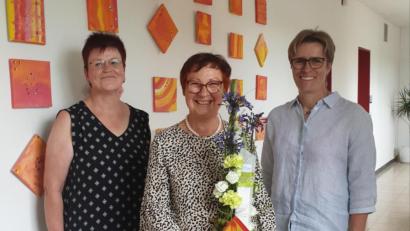 Bild: Grundschule Krummennaab/exb
Edith Lippert (Mitte) geht mit Ende des Schuljahres in Ruhestand. Für ihre Arbeit dankten ihr Bürgermeisterin Marion Höcht (rechts) und Schulleiterin Sigrid Reger-Scharf.