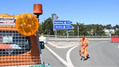 Bild: Gabi Schönberger
Bereits seit einigen Wochen ist die Anschlussstelle gesperrt. Ab Montag ist auch die Staatsstraße von der Ullersrichter Kreuzung bis zu den Auffahrtsbauwerken der Autobahn dicht. Im Herbst folgen die Ampeln, mit denen die Zu- und Abfahrten zu Autobahn entschärft werden sollen.