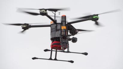 Symbolbild: Stefan Sauer/dpa
Eine Drohne im Einsatz.