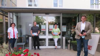 Bild: jzk
Kreisgeschäftsführer Holger Schedl (rechts) und Heimleiterin Claudia Heier (links) wünschten dem neuen Pflegedienstleiter Kevin Wienerl und seiner Stellvertreterin Sabine Anzer (Zweiter und Dritte von links) alles Gute für ihre verantwortungsvolle Tätigkeit.